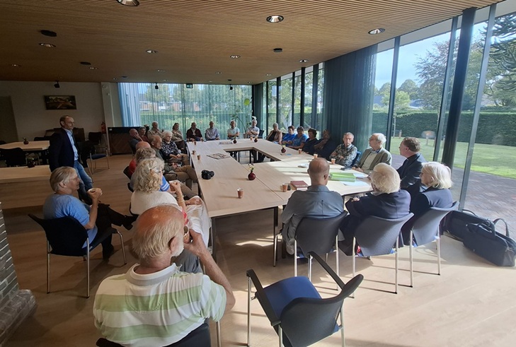 Kosters aan de tafel in de Tuinzaal